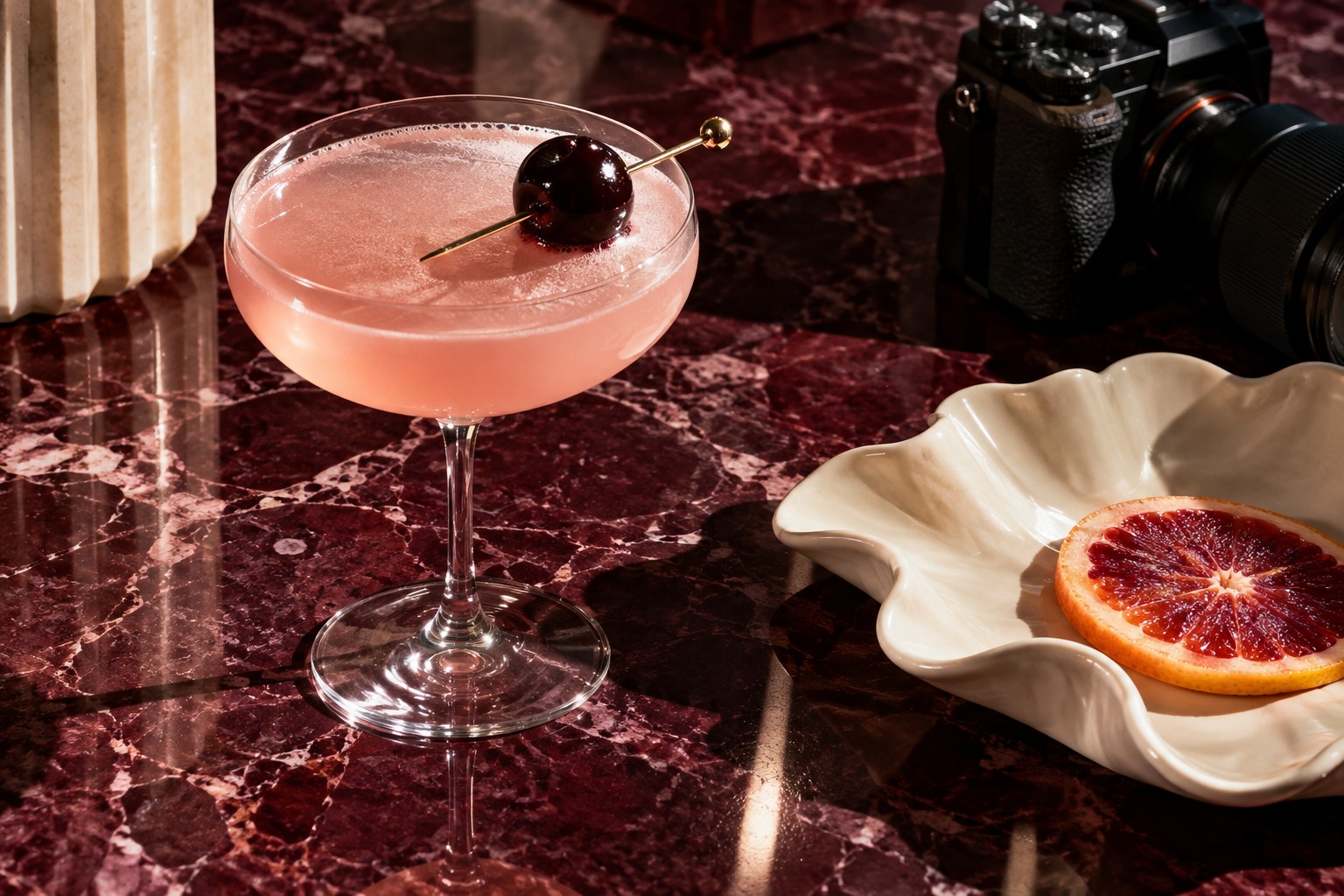 Ενδεικτική δημιουργική σύνθεση με cocktail και φωτογραφική μηχανή